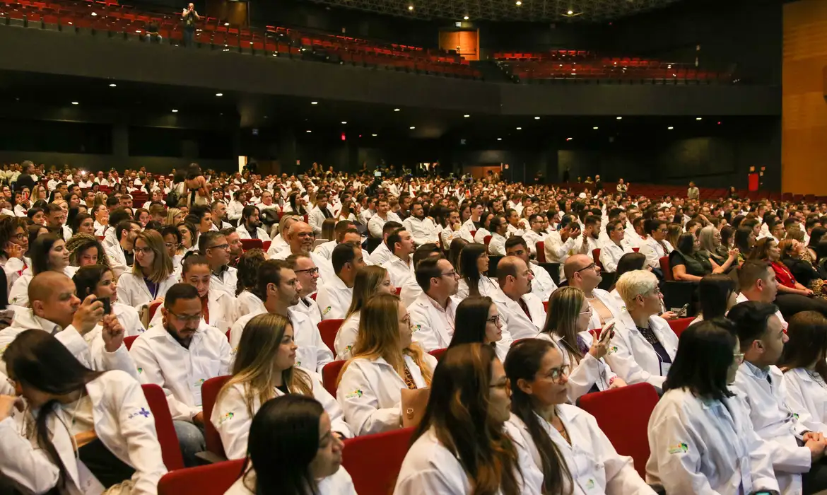 Brazil has 575,930 active doctors: 2.81 per 100 thousand inhabitants